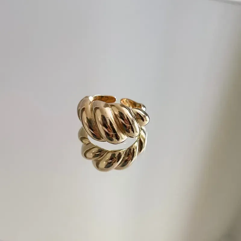 ANEL DESIGN CROISSANT BANHADO A OURO 18K AJUSTÁVEL