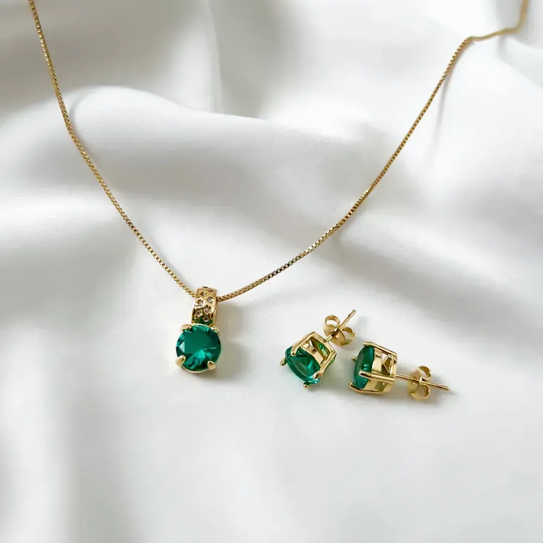 Conjunto com pedra de cristal verde e cravejado em zircônias banhado a ouro 18K ajustável 45cm